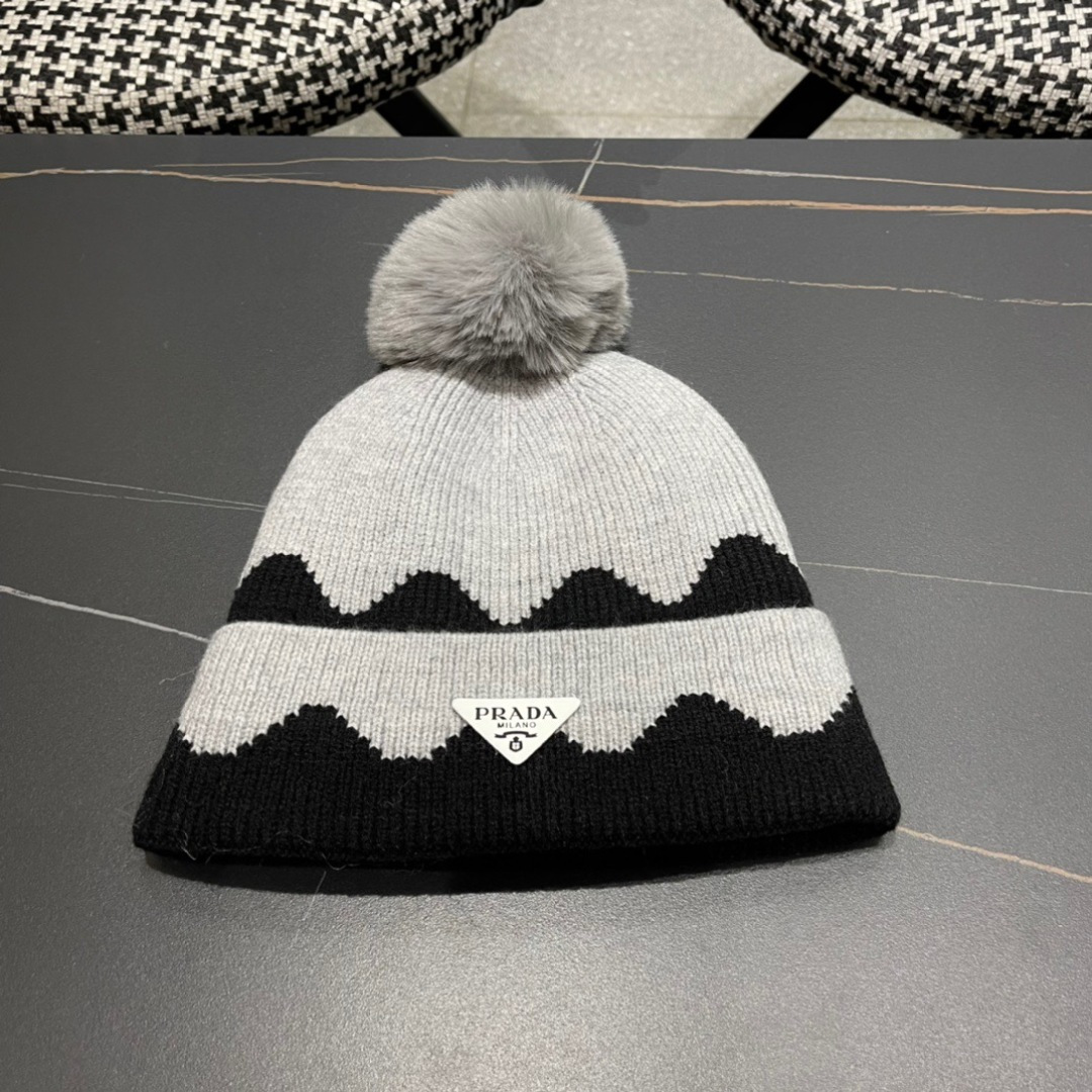 
普拉达 Prada 🫓最新三角标 针织帽毛线帽女宽松冷帽，秋冬季保暖加厚新款护耳
