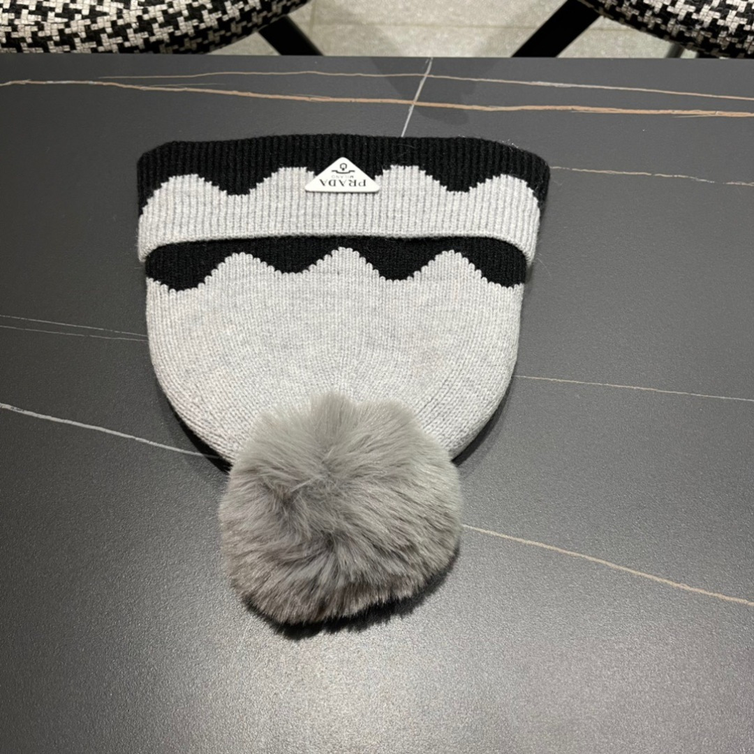 
普拉达 Prada 🫓最新三角标 针织帽毛线帽女宽松冷帽，秋冬季保暖加厚新款护耳