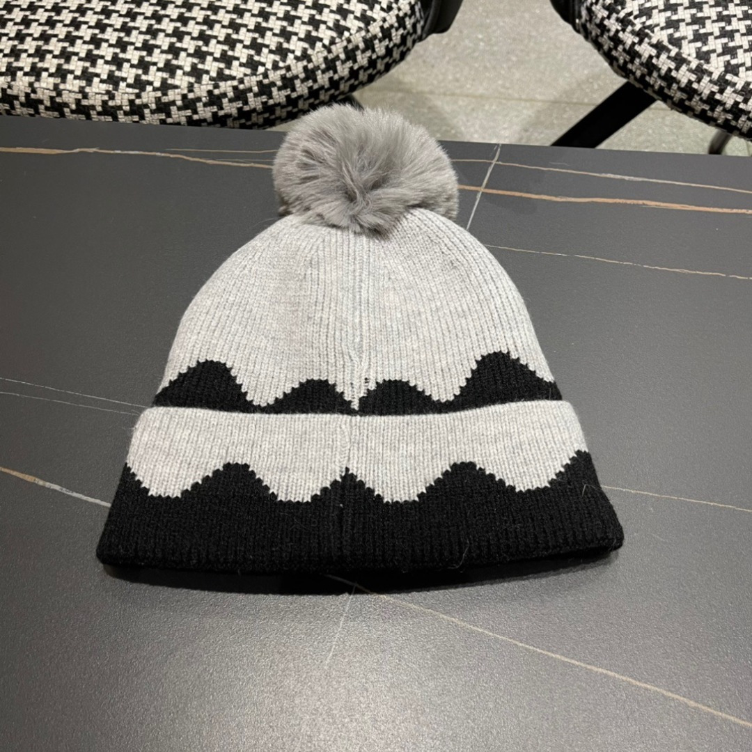 
普拉达 Prada 🫓最新三角标 针织帽毛线帽女宽松冷帽，秋冬季保暖加厚新款护耳