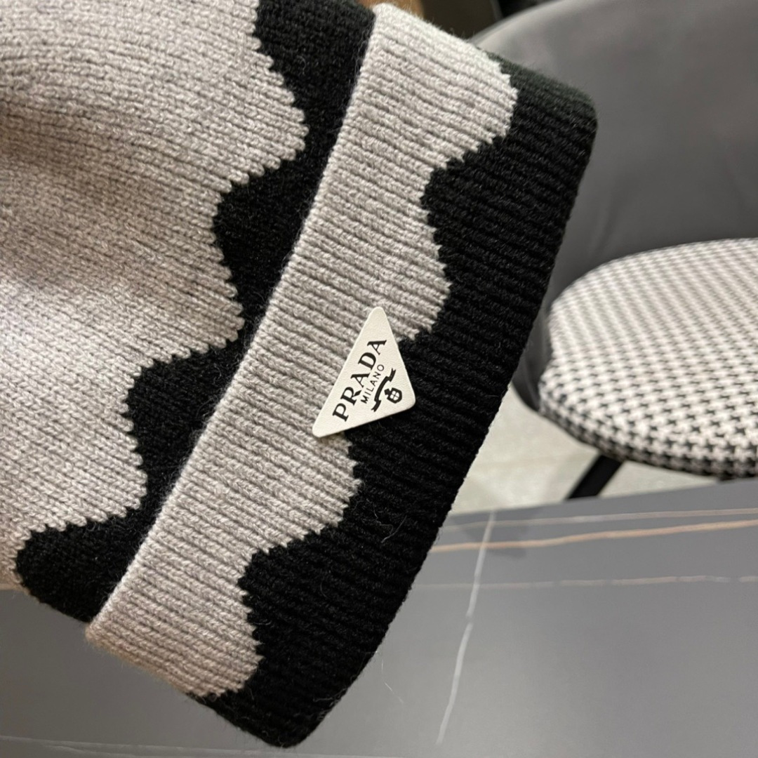 
普拉达 Prada 🫓最新三角标 针织帽毛线帽女宽松冷帽，秋冬季保暖加厚新款护耳