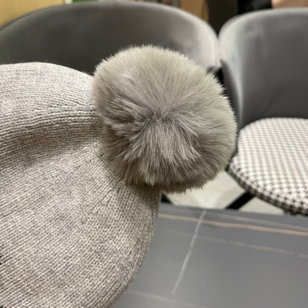 
普拉达 Prada 🫓最新三角标 针织帽毛线帽女宽松冷帽，秋冬季保暖加厚新款护耳