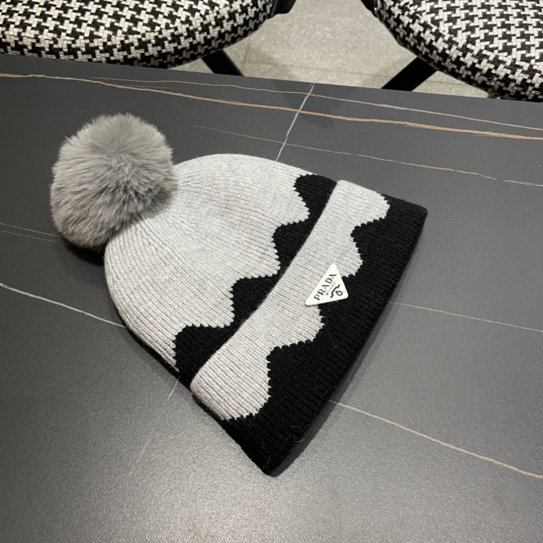 
普拉达 Prada 🫓最新三角标 针织帽毛线帽女宽松冷帽，秋冬季保暖加厚新款护耳