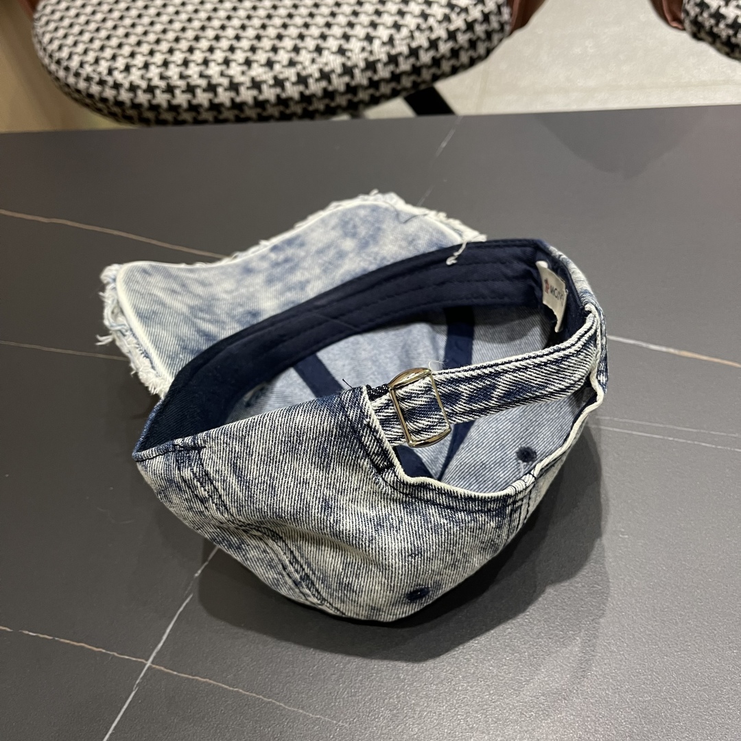 蒙口MONCLER新款破洞牛仔棒球帽，时尚炸街单品，风格很OK，网红.时尚博主的最爱！高品质舒适透气，