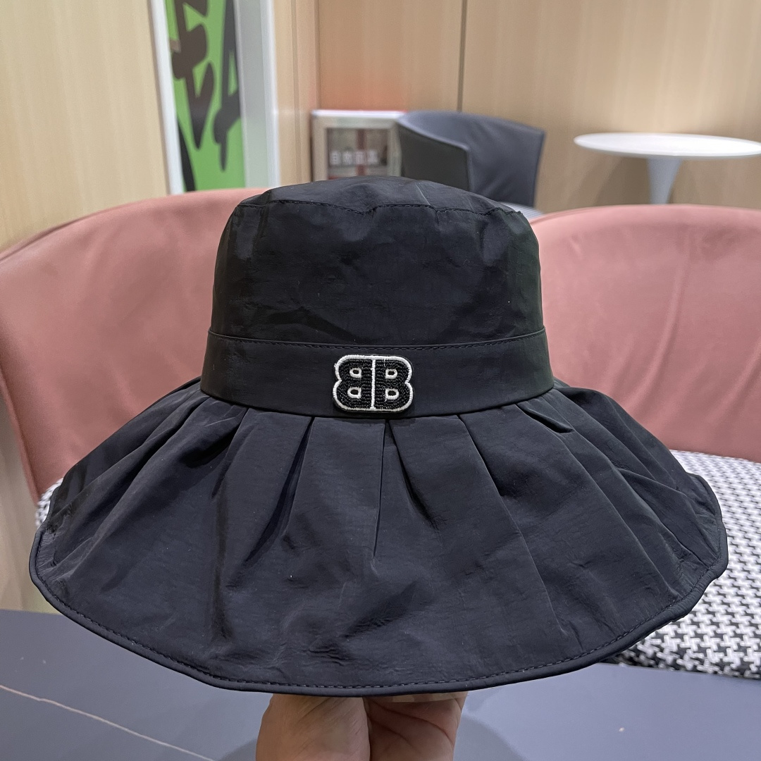  BALENCIAGA巴黎世家2025夏季新款渔夫帽，简约休闲百搭款，