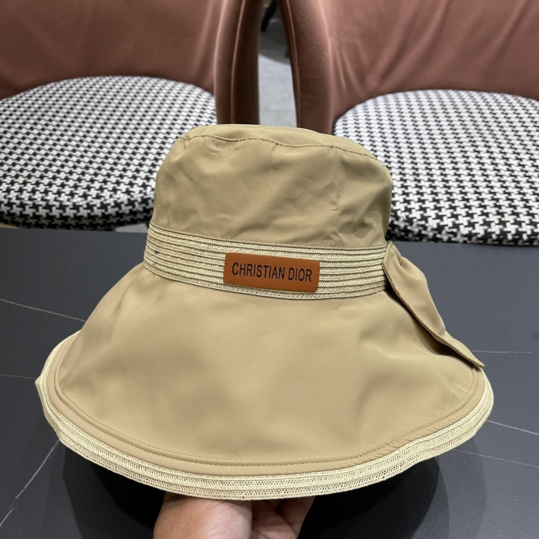   迪奥🧢春夏新款渔夫帽🧢 火爆出货，百搭单品🥰随便搭配都很好看 质量超赞👍 时尚百搭