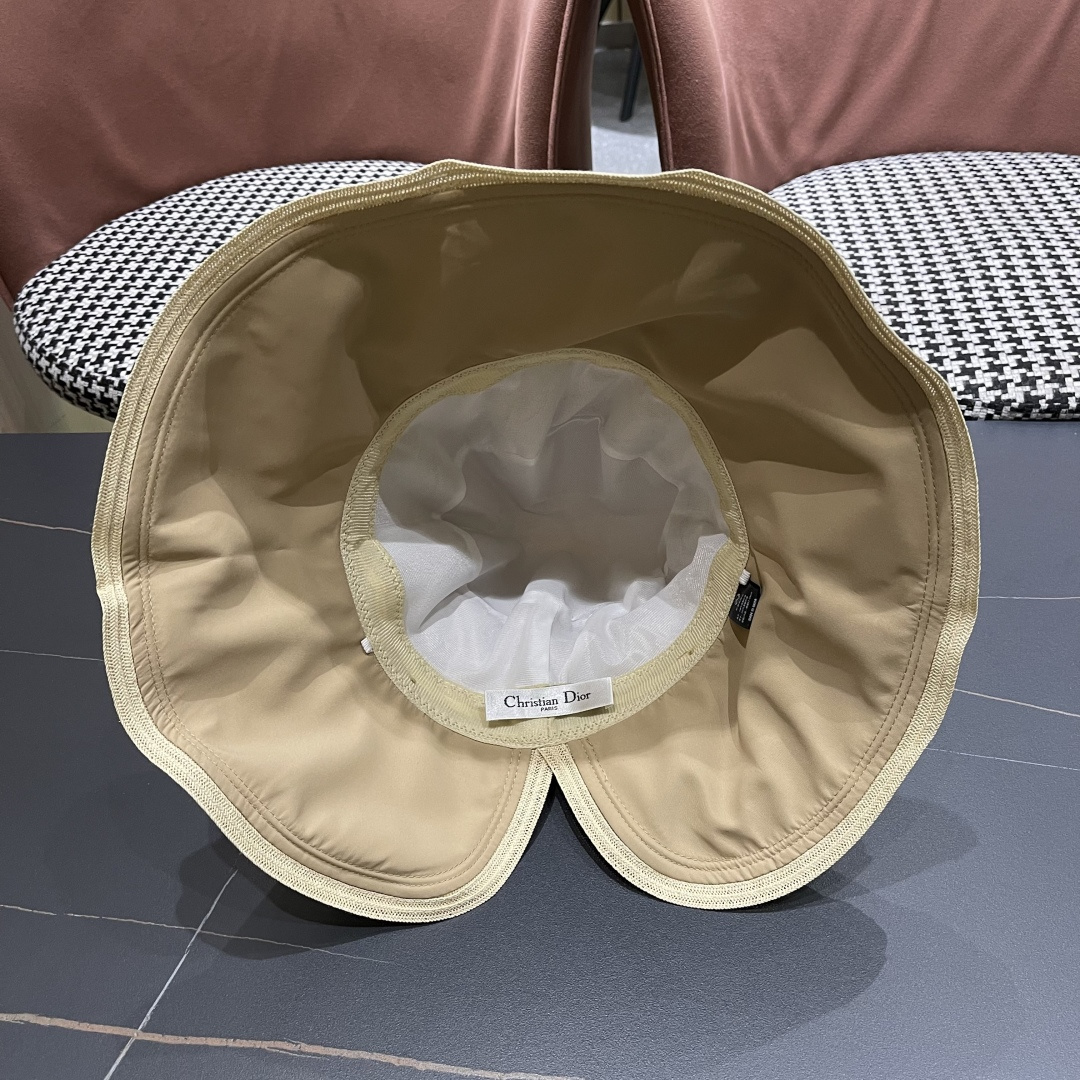   迪奥🧢春夏新款渔夫帽🧢 火爆出货，百搭单品🥰随便搭配都很好看 质量超赞👍 时尚百搭