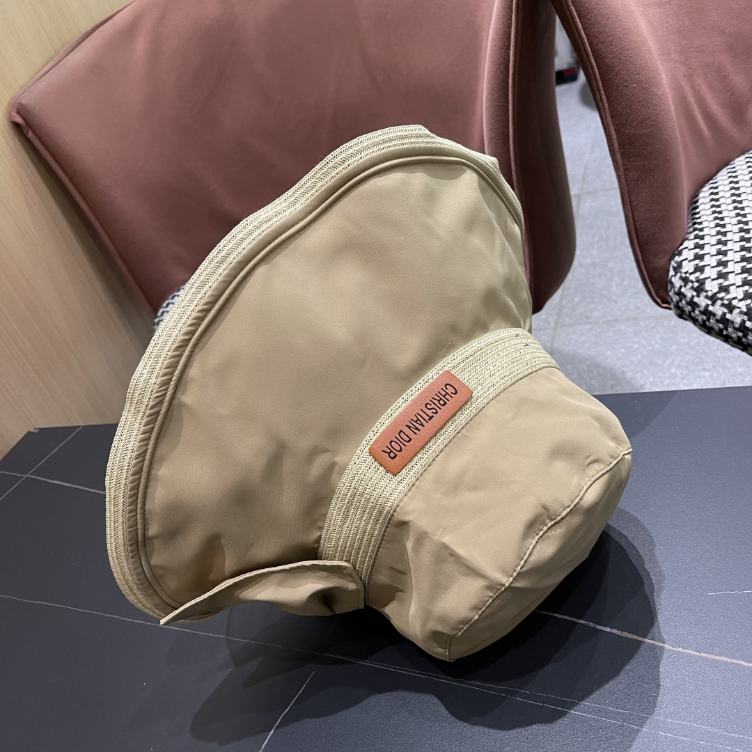   迪奥🧢春夏新款渔夫帽🧢 火爆出货，百搭单品🥰随便搭配都很好看 质量超赞👍 时尚百搭