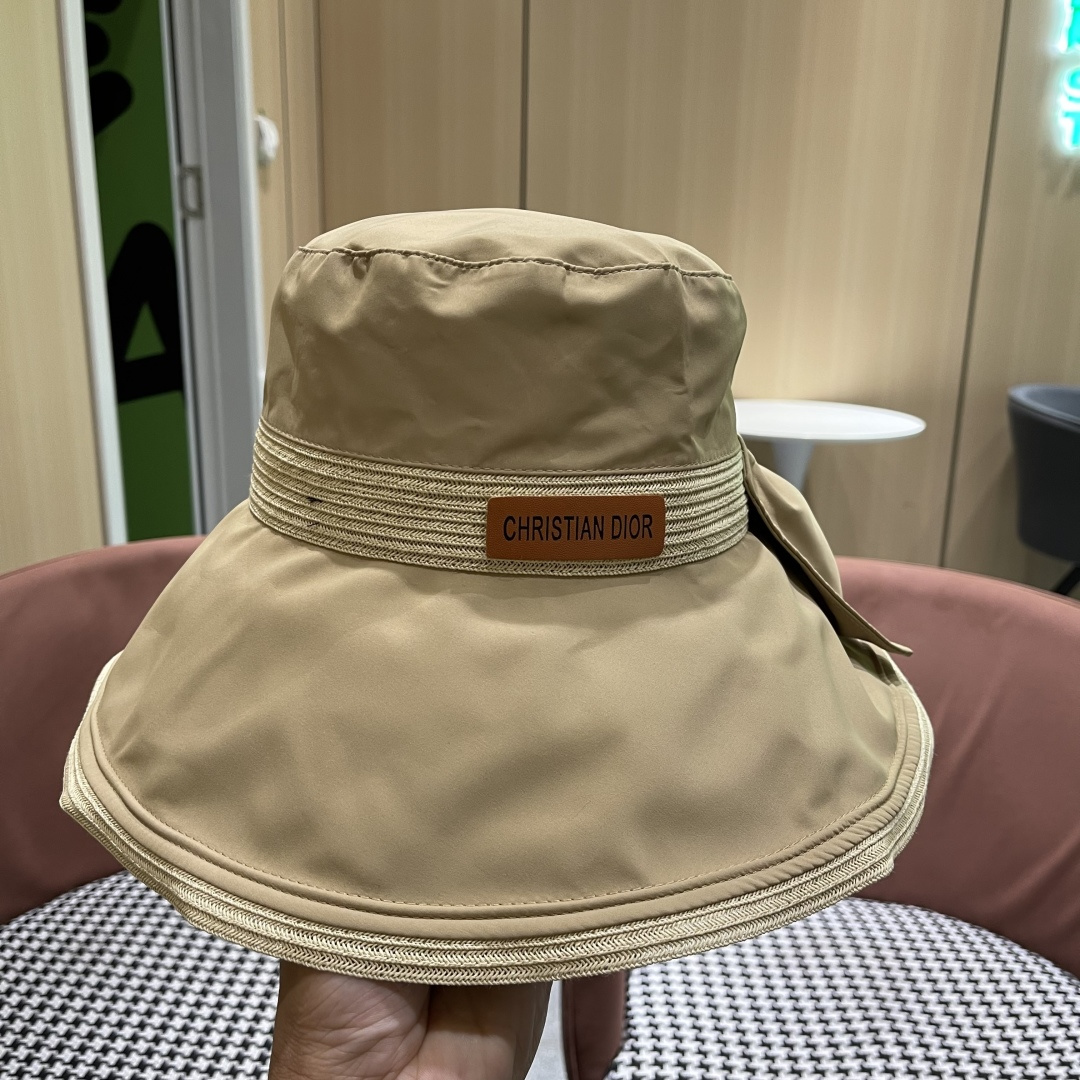   迪奥🧢春夏新款渔夫帽🧢 火爆出货，百搭单品🥰随便搭配都很好看 质量超赞👍 时尚百搭