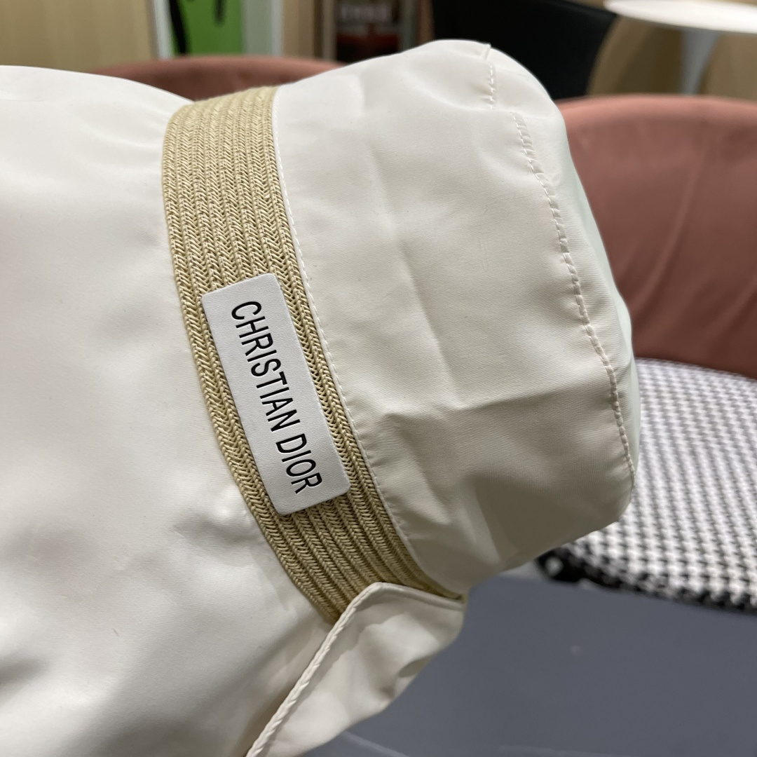   迪奥🧢春夏新款渔夫帽🧢 火爆出货，百搭单品🥰随便搭配都很好看 质量超赞👍 时尚百搭