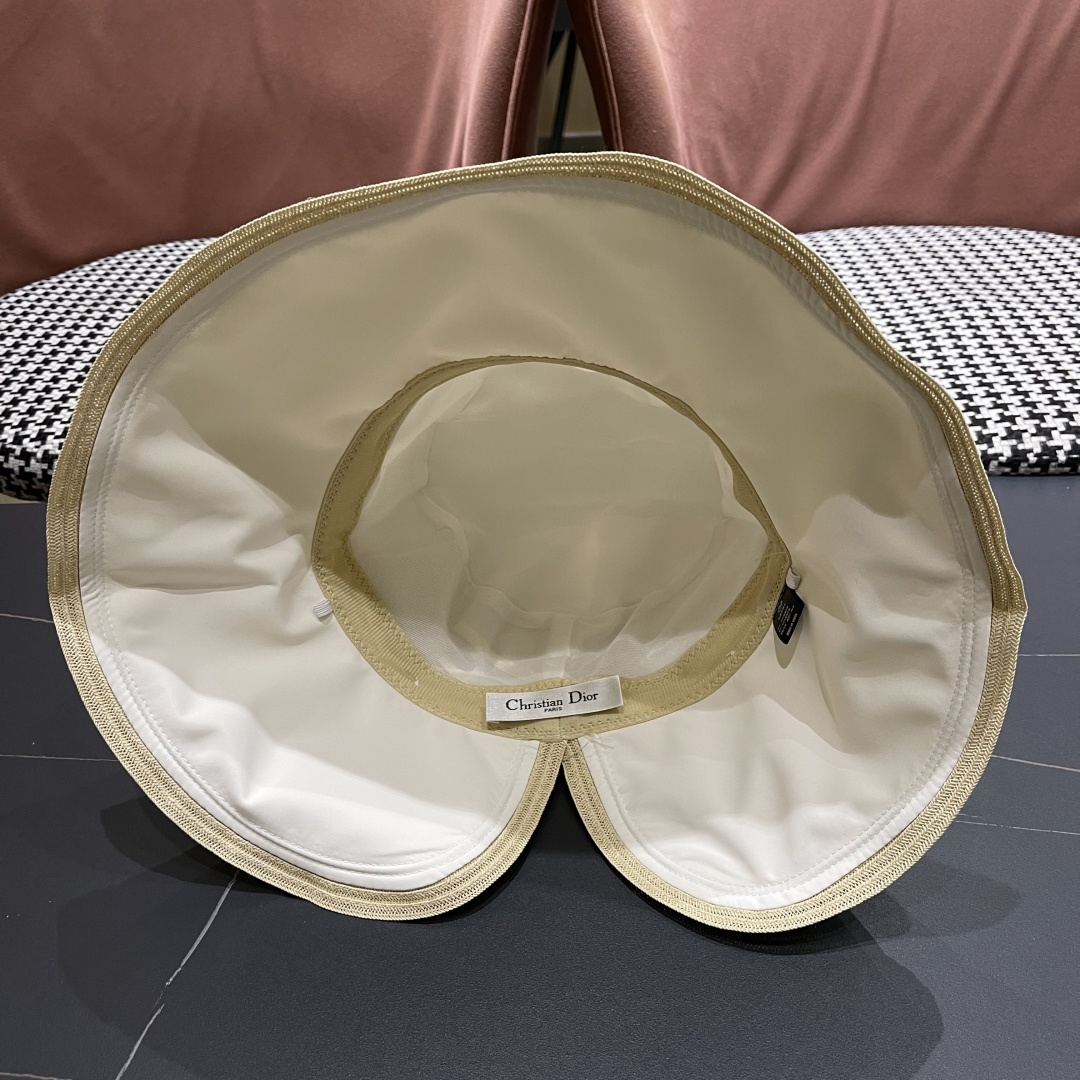   迪奥🧢春夏新款渔夫帽🧢 火爆出货，百搭单品🥰随便搭配都很好看 质量超赞👍 时尚百搭