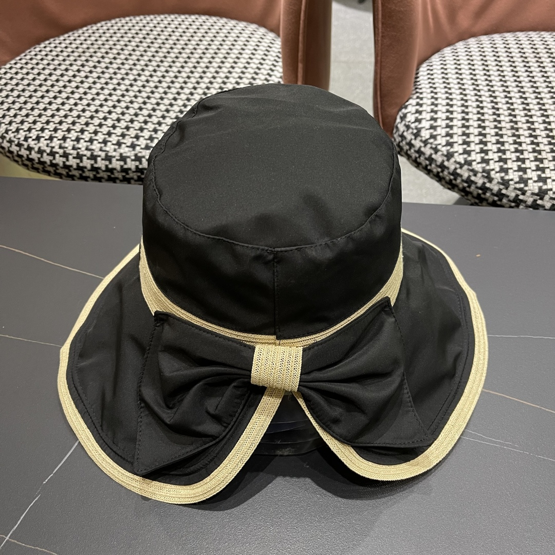   迪奥🧢春夏新款渔夫帽🧢 火爆出货，百搭单品🥰随便搭配都很好看 质量超赞👍 时尚百搭
