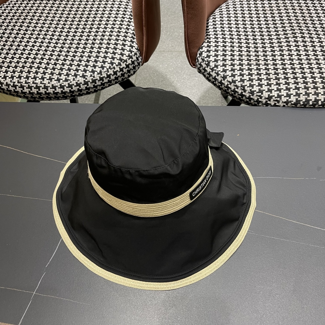   迪奥🧢春夏新款渔夫帽🧢 火爆出货，百搭单品🥰随便搭配都很好看 质量超赞👍 时尚百搭