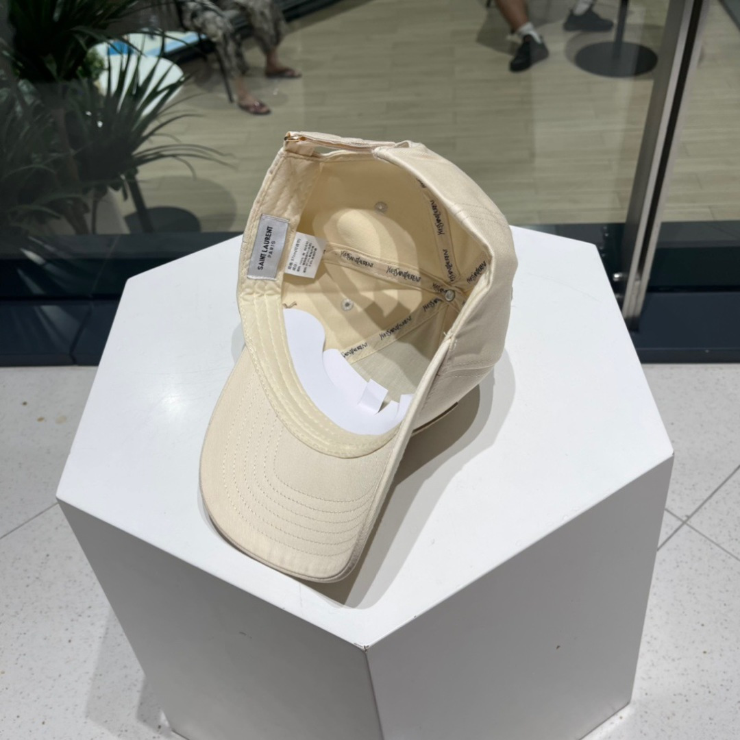  YSL圣罗兰纯棉棒球帽
这款真心好看呀！刺绣YSL标志，时尚百搭有质感！
时髦精不要错过！