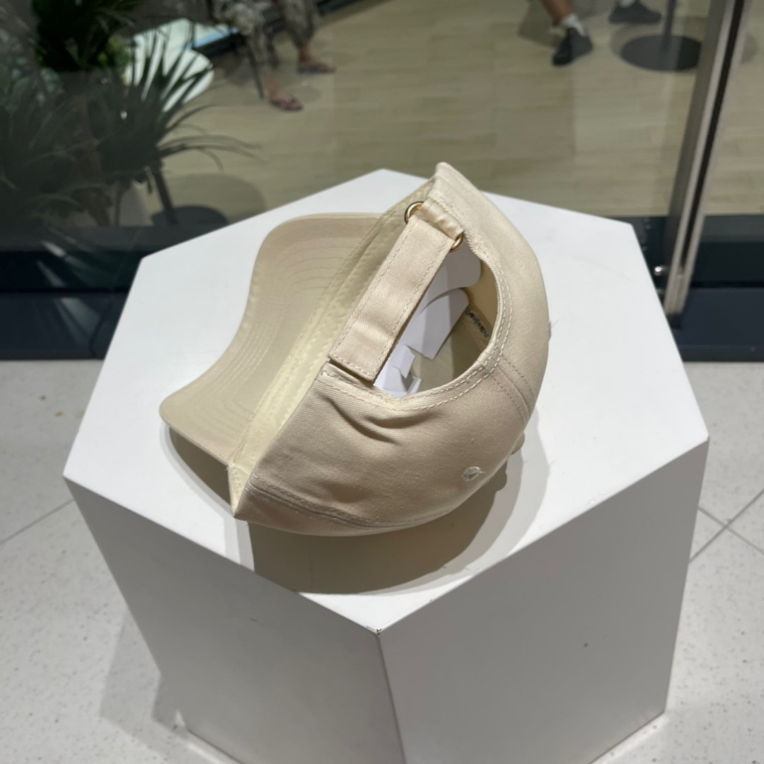  YSL圣罗兰纯棉棒球帽
这款真心好看呀！刺绣YSL标志，时尚百搭有质感！
时髦精不要错过！