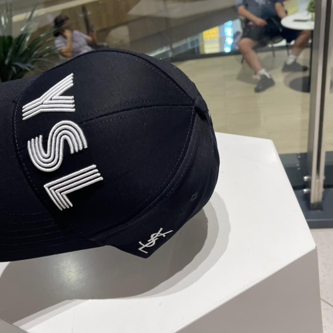  YSL圣罗兰纯棉棒球帽
这款真心好看呀！刺绣YSL标志，时尚百搭有质感！
时髦精不要错过！