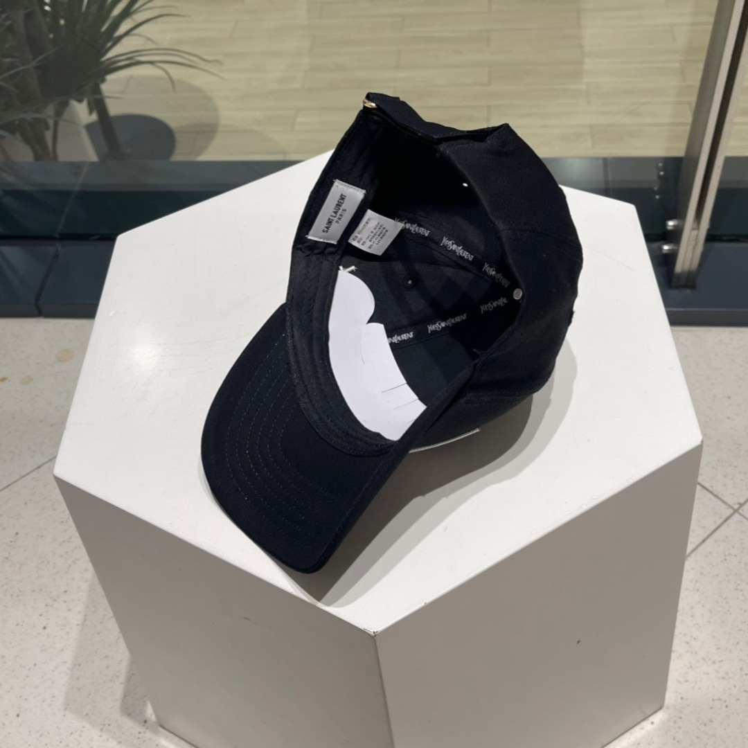  YSL圣罗兰纯棉棒球帽
这款真心好看呀！刺绣YSL标志，时尚百搭有质感！
时髦精不要错过！