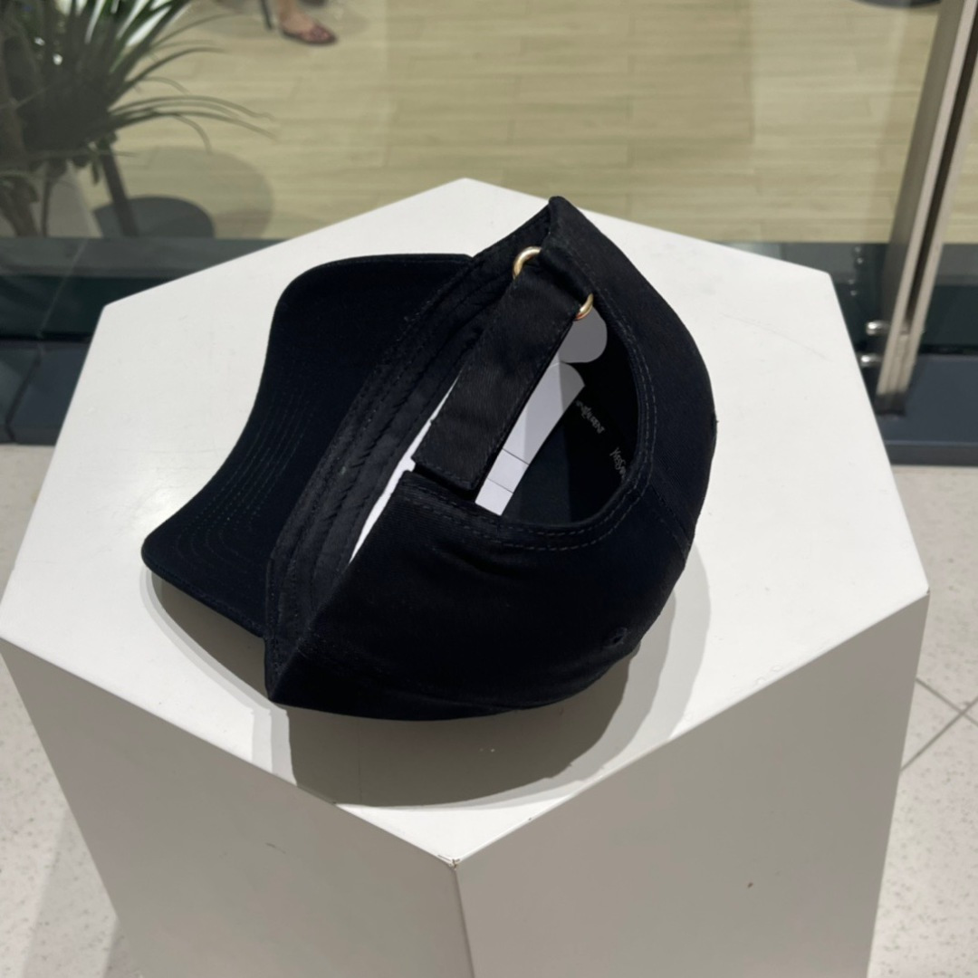  YSL圣罗兰纯棉棒球帽
这款真心好看呀！刺绣YSL标志，时尚百搭有质感！
时髦精不要错过！