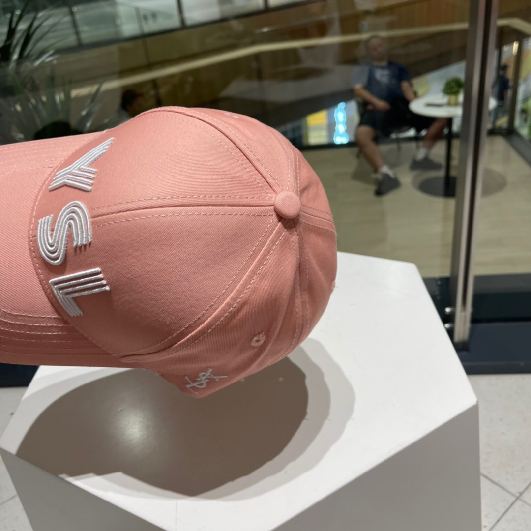  YSL圣罗兰纯棉棒球帽
这款真心好看呀！刺绣YSL标志，时尚百搭有质感！
时髦精不要错过！