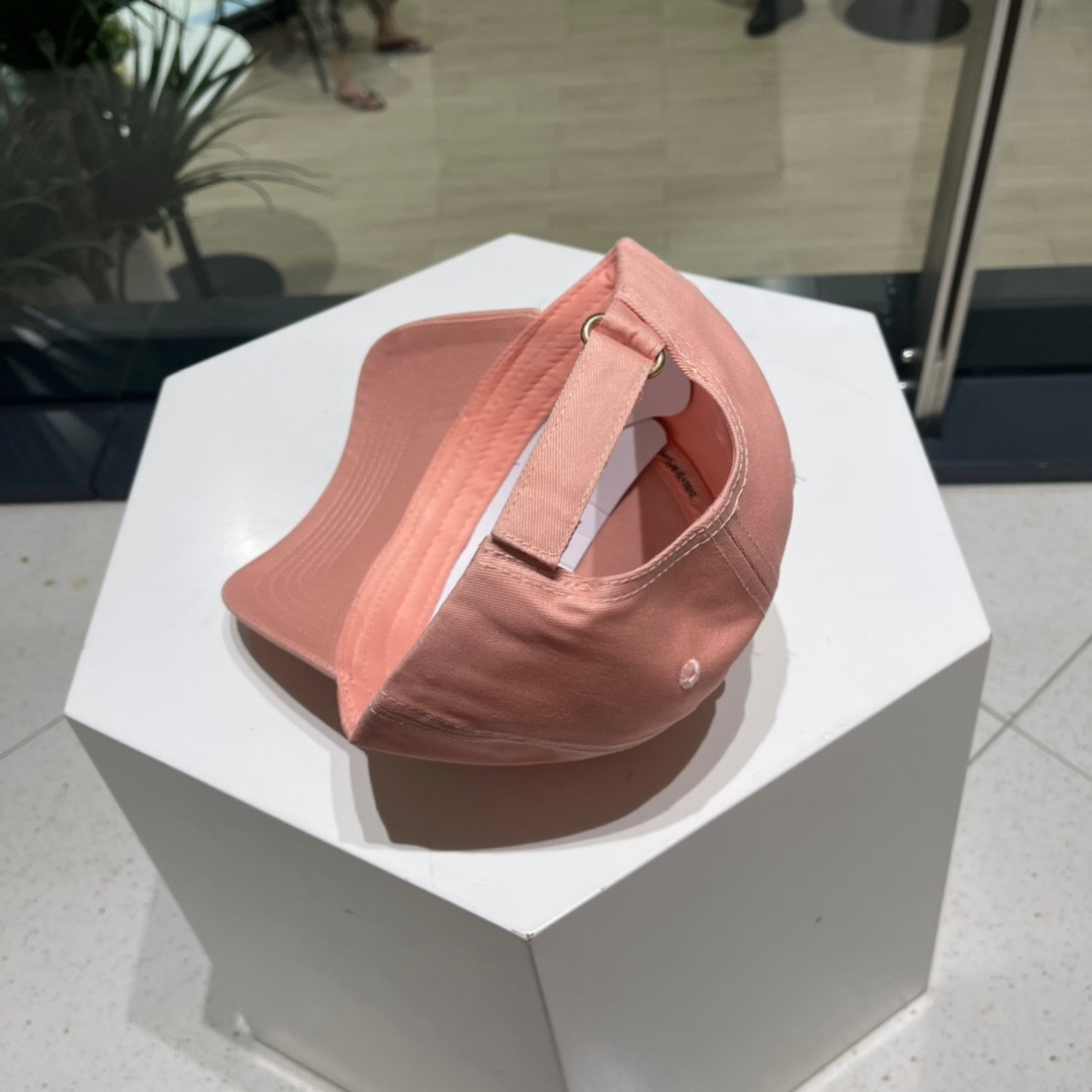  YSL圣罗兰纯棉棒球帽
这款真心好看呀！刺绣YSL标志，时尚百搭有质感！
时髦精不要错过！