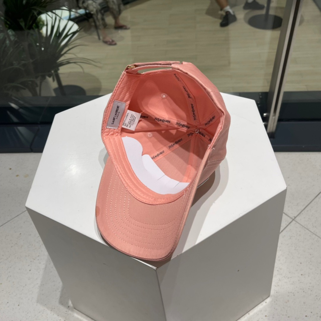  YSL圣罗兰纯棉棒球帽
这款真心好看呀！刺绣YSL标志，时尚百搭有质感！
时髦精不要错过！