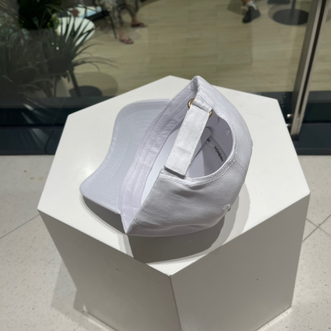  YSL圣罗兰纯棉棒球帽
这款真心好看呀！刺绣YSL标志，时尚百搭有质感！
时髦精不要错过！