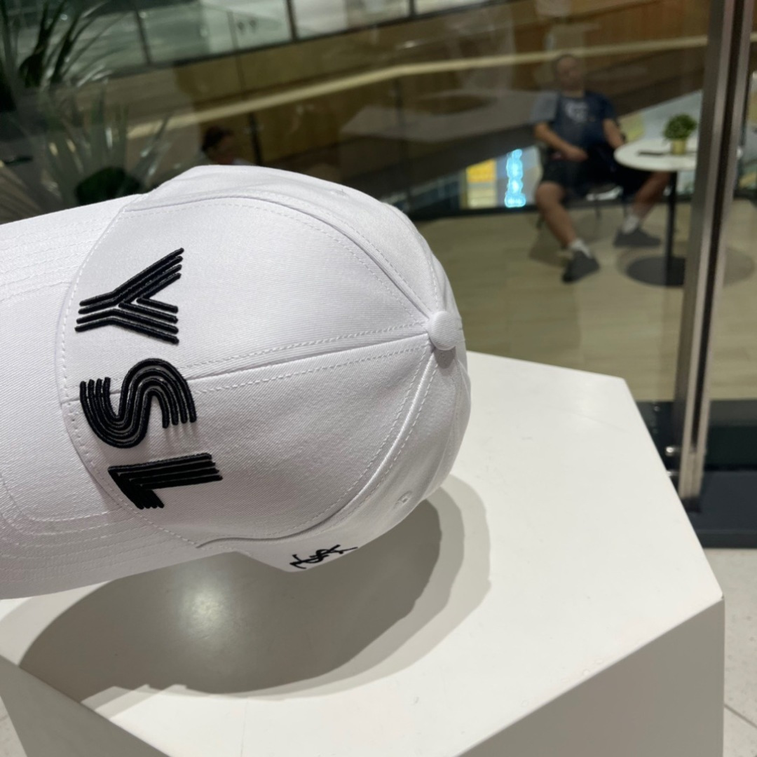  YSL圣罗兰纯棉棒球帽
这款真心好看呀！刺绣YSL标志，时尚百搭有质感！
时髦精不要错过！