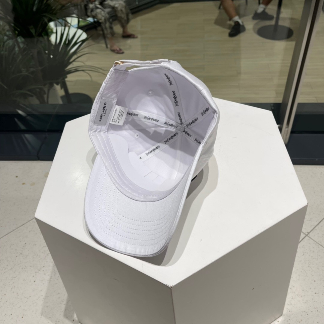  YSL圣罗兰纯棉棒球帽
这款真心好看呀！刺绣YSL标志，时尚百搭有质感！
时髦精不要错过！