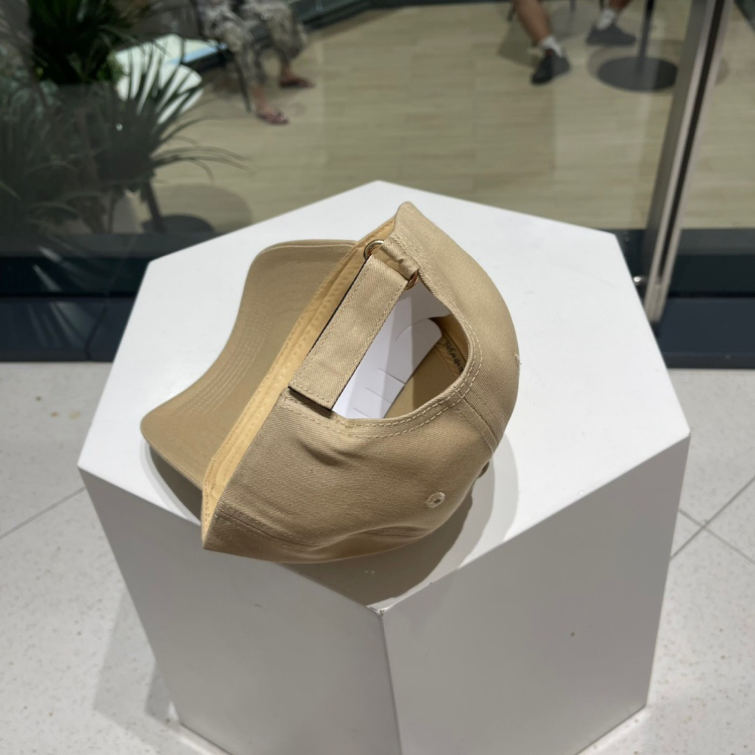  YSL圣罗兰纯棉棒球帽
这款真心好看呀！刺绣YSL标志，时尚百搭有质感！
时髦精不要错过！