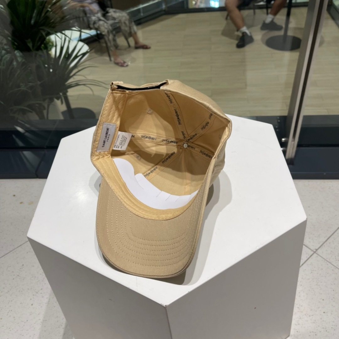  YSL圣罗兰纯棉棒球帽
这款真心好看呀！刺绣YSL标志，时尚百搭有质感！
时髦精不要错过！