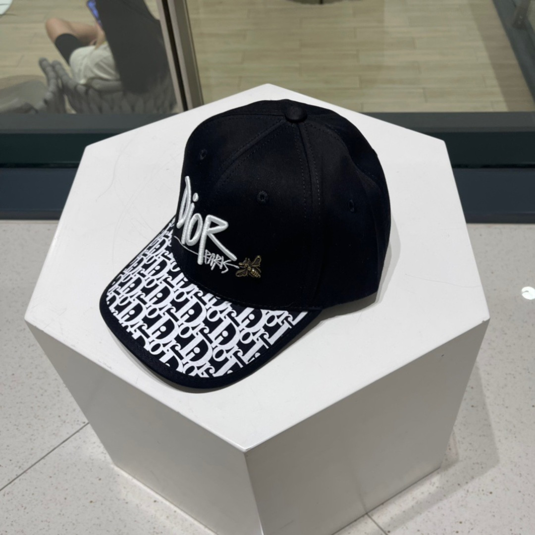 🧢Dior迪奥棒球帽🧢 高版本😋简约大气，防晒，时尚两不误，百搭款