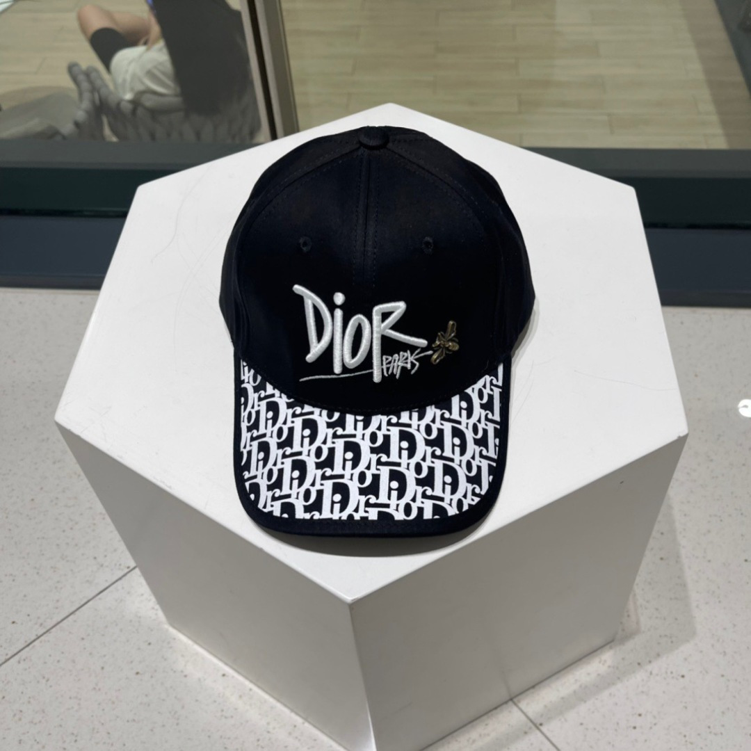 🧢Dior迪奥棒球帽🧢 高版本😋简约大气，防晒，时尚两不误，百搭款