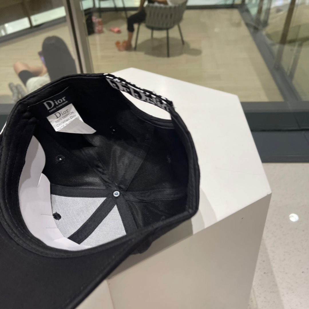 🧢Dior迪奥棒球帽🧢 高版本😋简约大气，防晒，时尚两不误，百搭款
