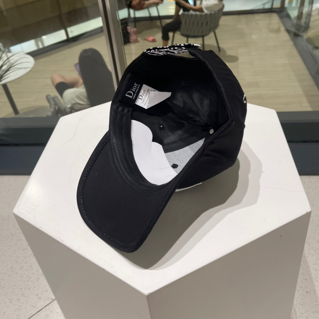 🧢Dior迪奥棒球帽🧢 高版本😋简约大气，防晒，时尚两不误，百搭款