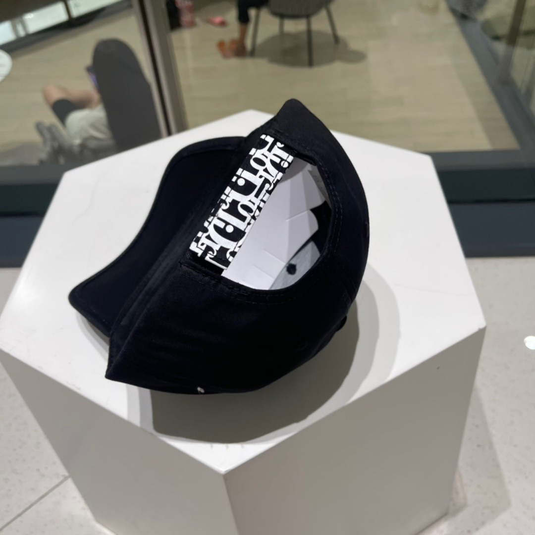 🧢Dior迪奥棒球帽🧢 高版本😋简约大气，防晒，时尚两不误，百搭款
