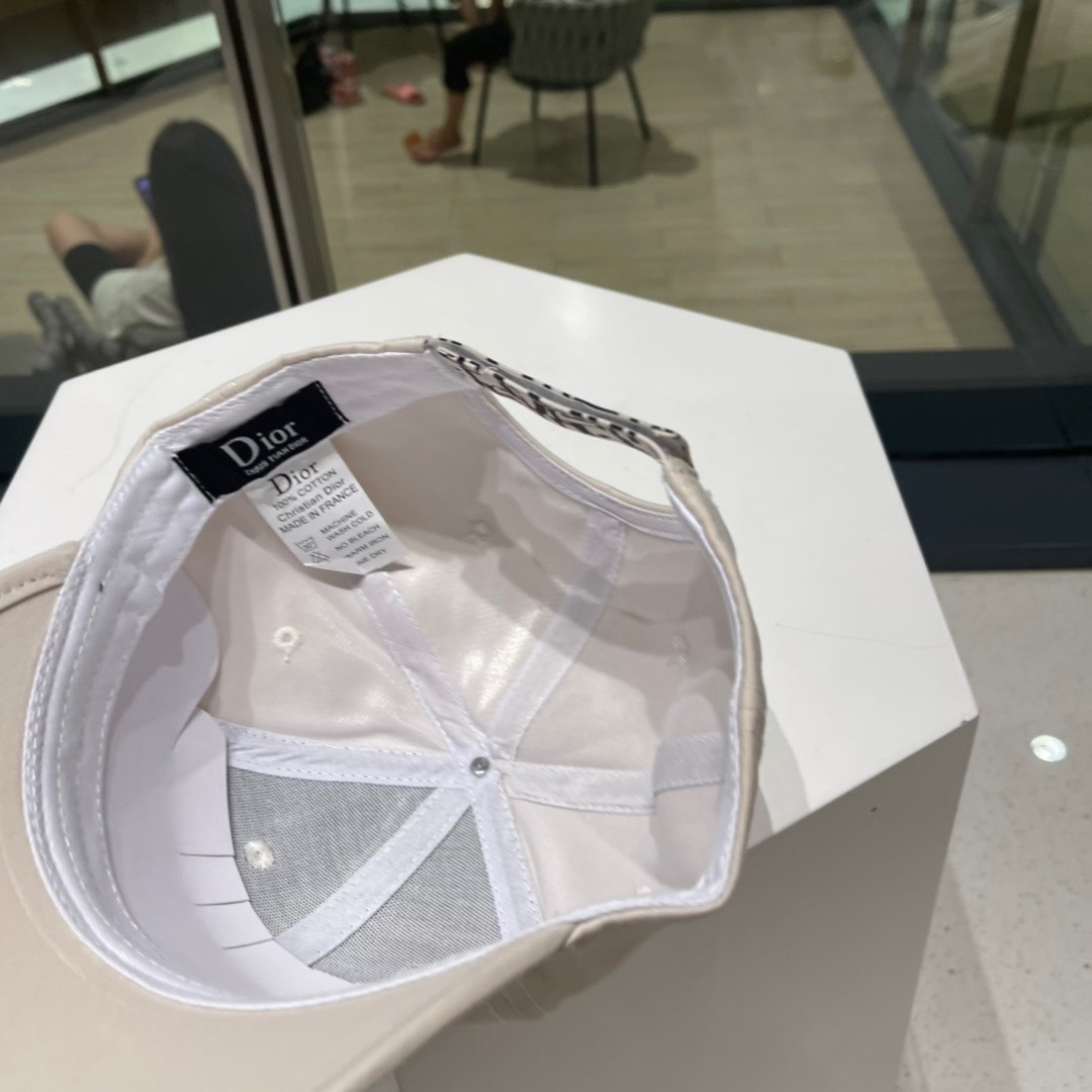 🧢Dior迪奥棒球帽🧢 高版本😋简约大气，防晒，时尚两不误，百搭款