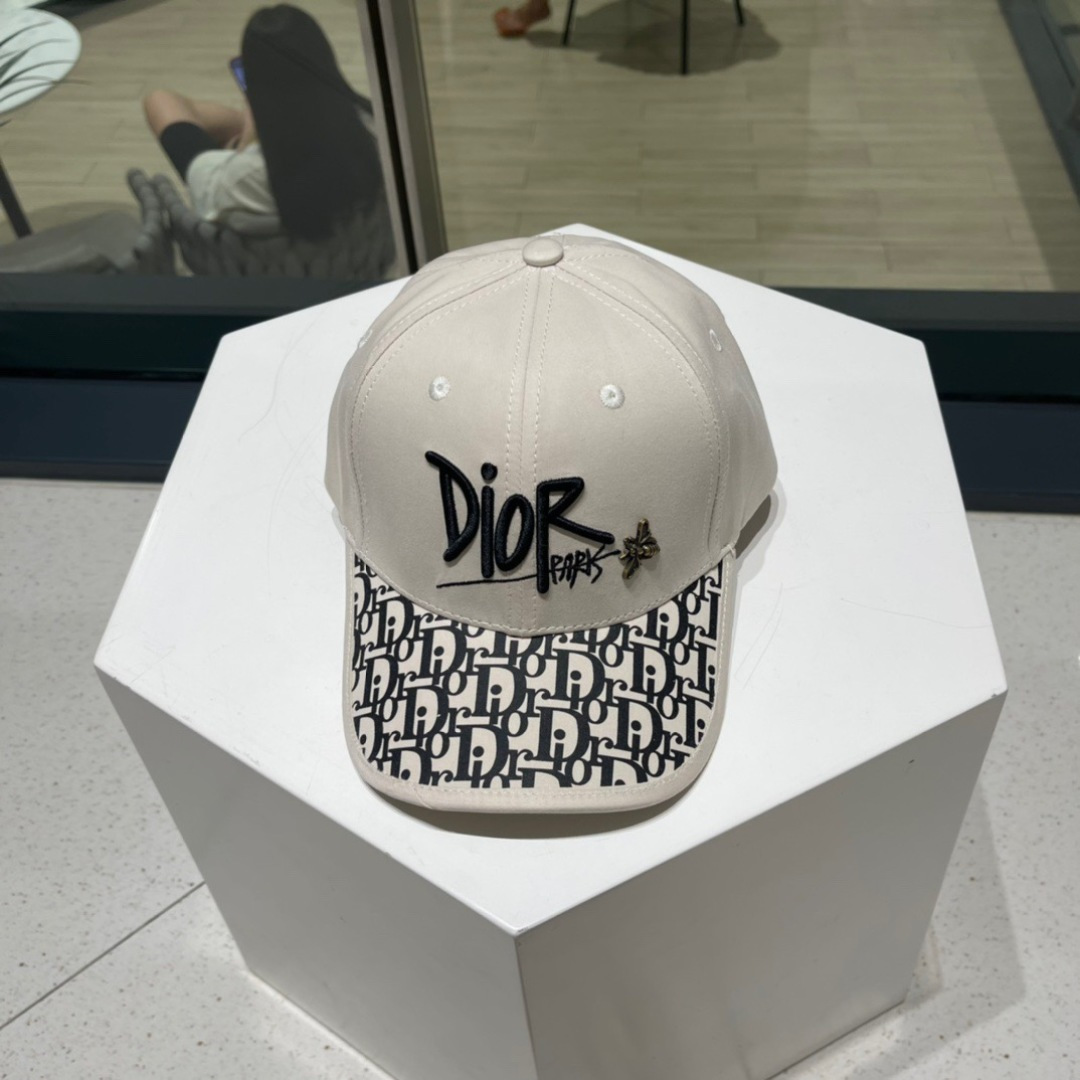 🧢Dior迪奥棒球帽🧢 高版本😋简约大气，防晒，时尚两不误，百搭款