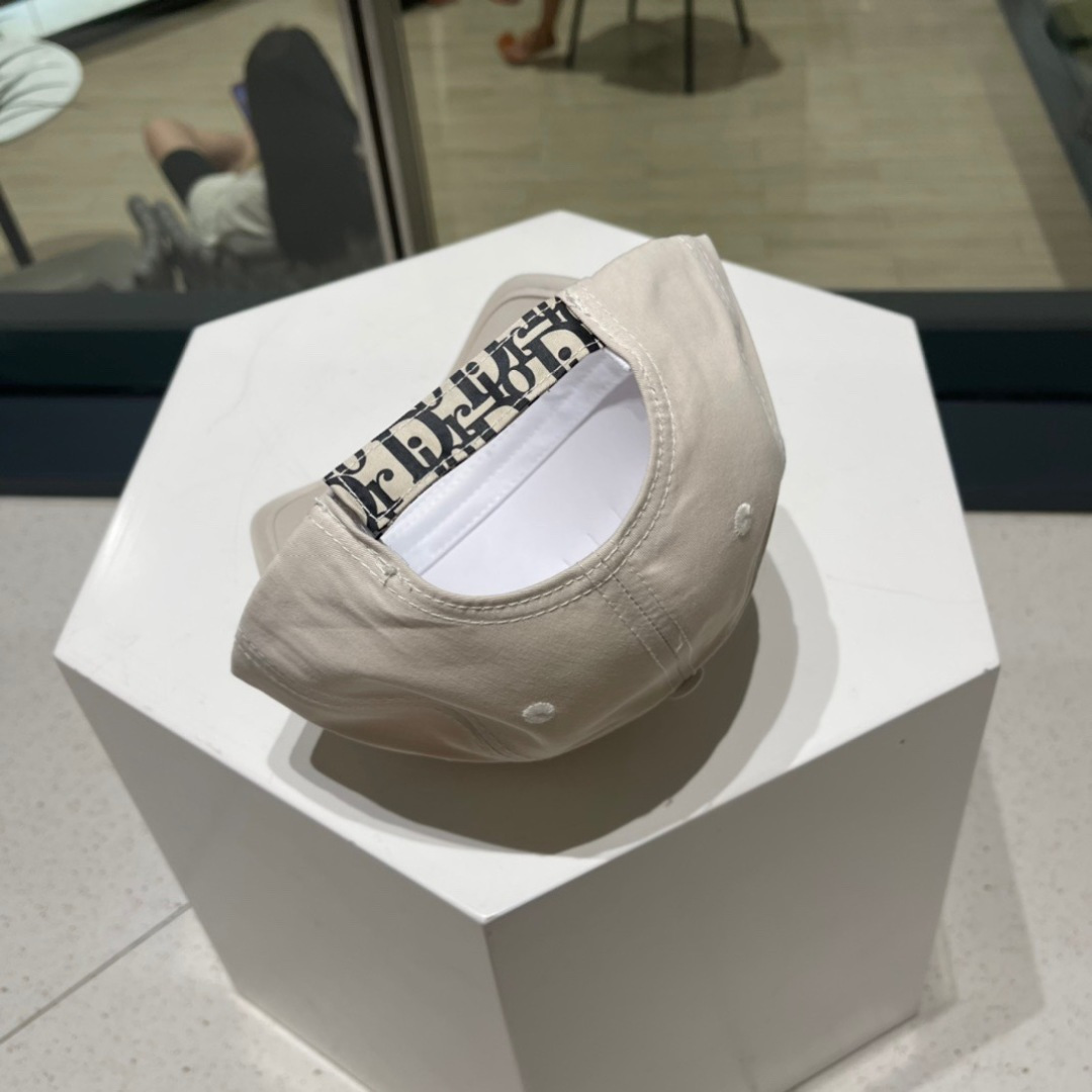 🧢Dior迪奥棒球帽🧢 高版本😋简约大气，防晒，时尚两不误，百搭款