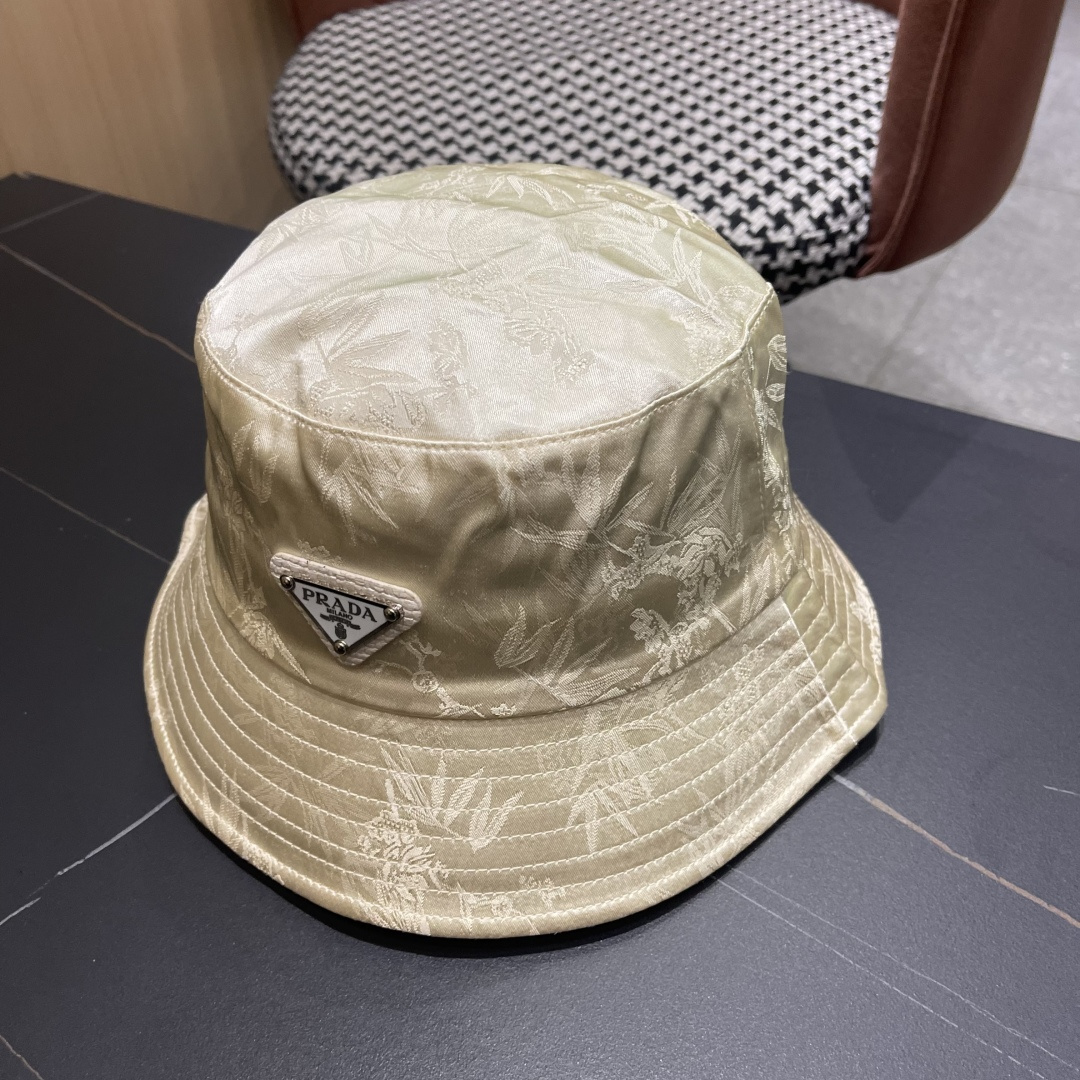  普拉达新款中式风格渔夫帽设计感超强，让人耳目一新头型非常好，可以修饰各种头型，实力百搭款