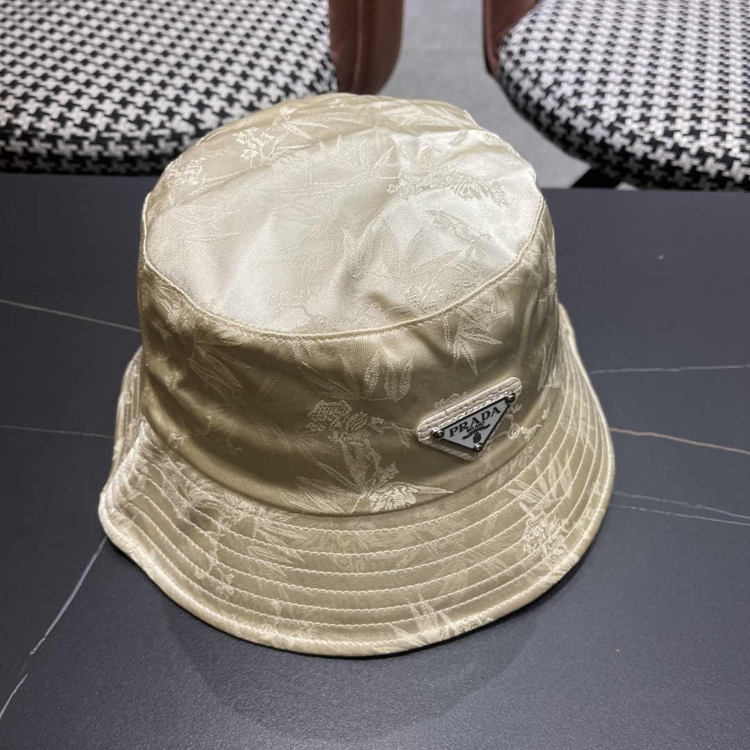  普拉达新款中式风格渔夫帽设计感超强，让人耳目一新头型非常好，可以修饰各种头型，实力百搭款
