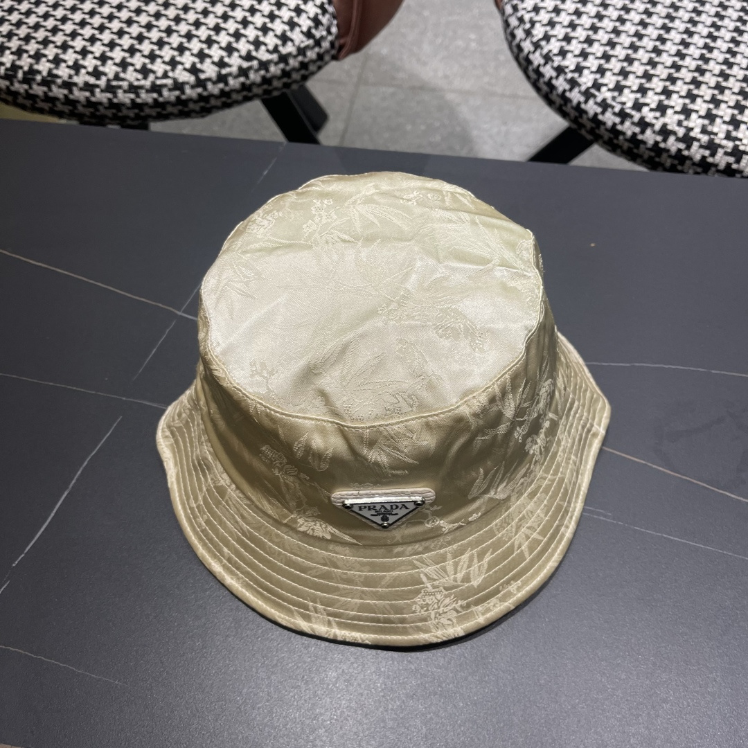  普拉达新款中式风格渔夫帽设计感超强，让人耳目一新头型非常好，可以修饰各种头型，实力百搭款