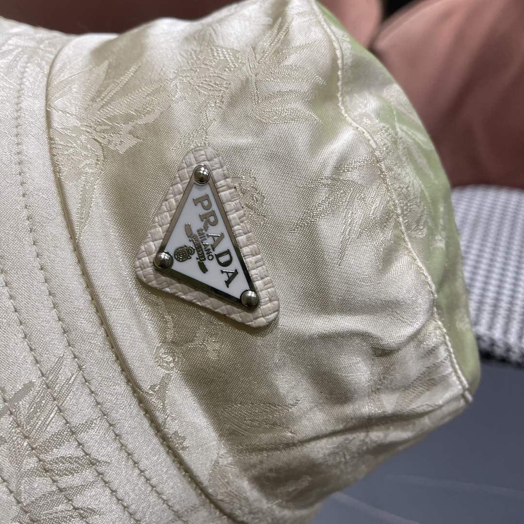  普拉达新款中式风格渔夫帽设计感超强，让人耳目一新头型非常好，可以修饰各种头型，实力百搭款