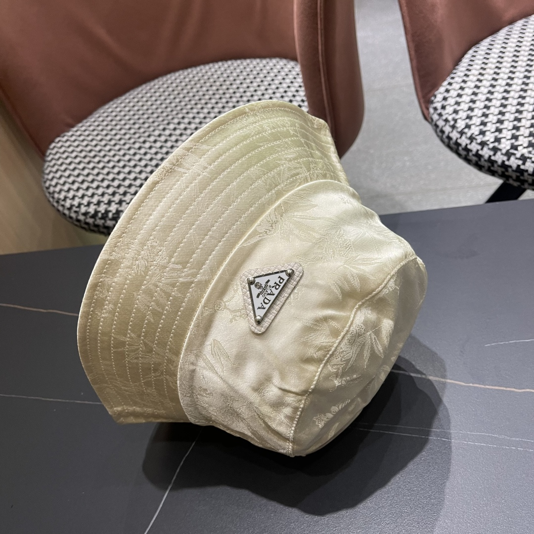  普拉达新款中式风格渔夫帽设计感超强，让人耳目一新头型非常好，可以修饰各种头型，实力百搭款