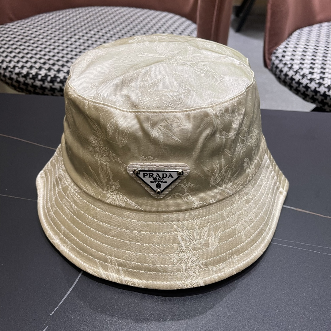  普拉达新款中式风格渔夫帽设计感超强，让人耳目一新头型非常好，可以修饰各种头型，实力百搭款