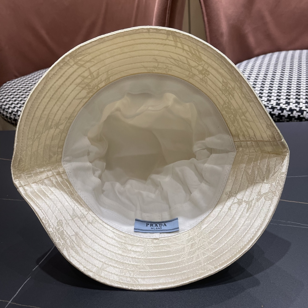  普拉达新款中式风格渔夫帽设计感超强，让人耳目一新头型非常好，可以修饰各种头型，实力百搭款