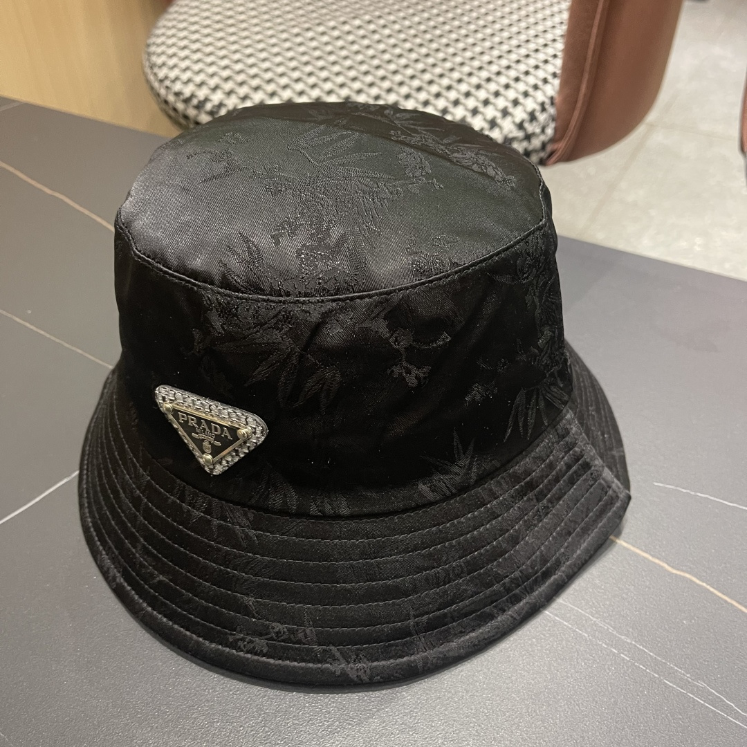  普拉达新款中式风格渔夫帽设计感超强，让人耳目一新头型非常好，可以修饰各种头型，实力百搭款