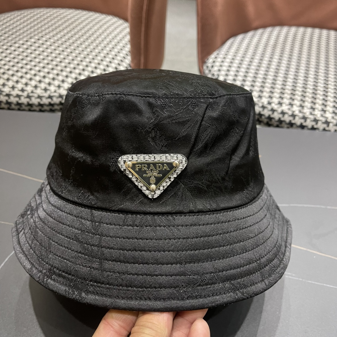  普拉达新款中式风格渔夫帽设计感超强，让人耳目一新头型非常好，可以修饰各种头型，实力百搭款