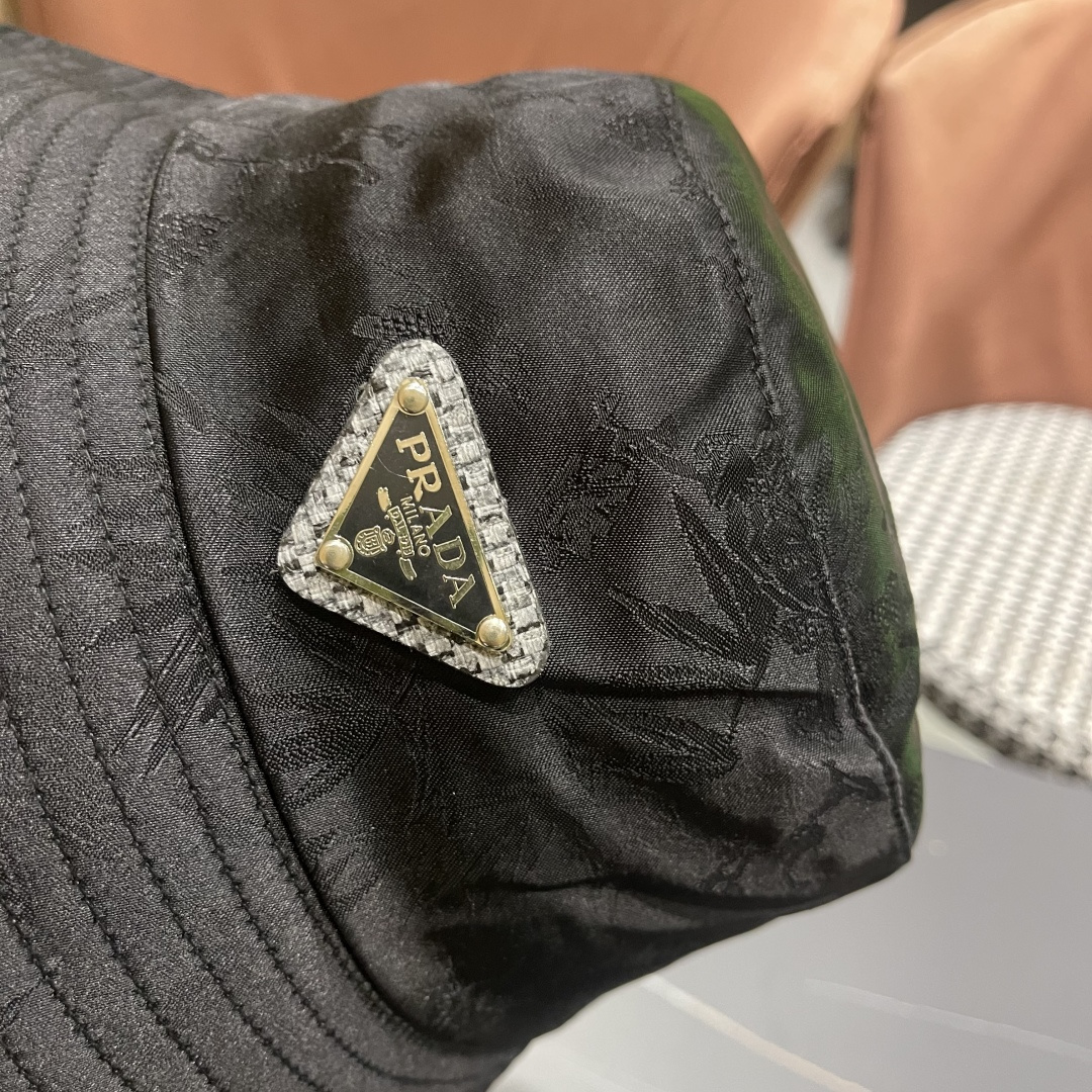  普拉达新款中式风格渔夫帽设计感超强，让人耳目一新头型非常好，可以修饰各种头型，实力百搭款