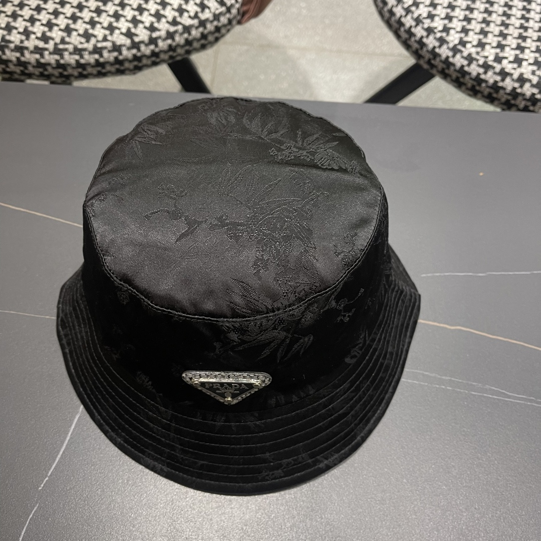  普拉达新款中式风格渔夫帽设计感超强，让人耳目一新头型非常好，可以修饰各种头型，实力百搭款