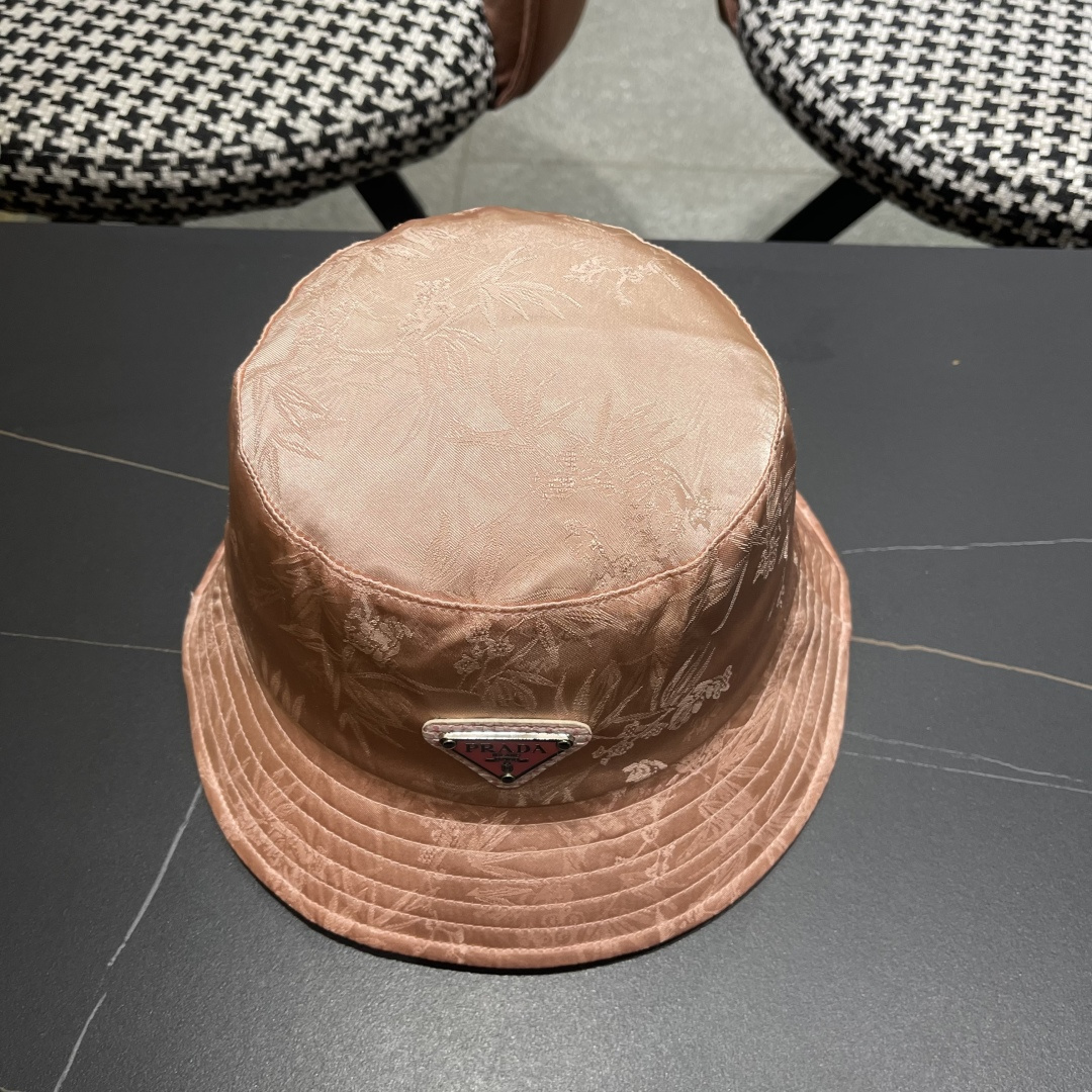  普拉达新款中式风格渔夫帽设计感超强，让人耳目一新头型非常好，可以修饰各种头型，实力百搭款