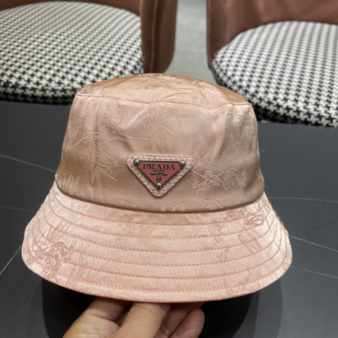  普拉达新款中式风格渔夫帽设计感超强，让人耳目一新头型非常好，可以修饰各种头型，实力百搭款